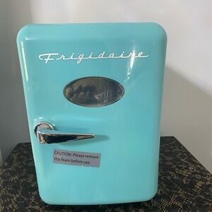 Frigidaire EFMIS137-BLUE Retro Mini Personal Fridge Cooler, Blue
